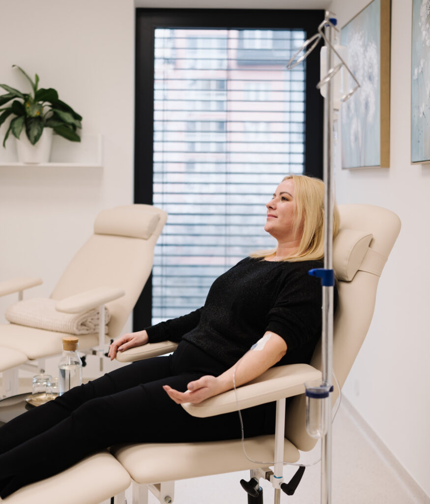 acientka absolvuje infúznu liečbu vitamínom C v modernom prostredí centra