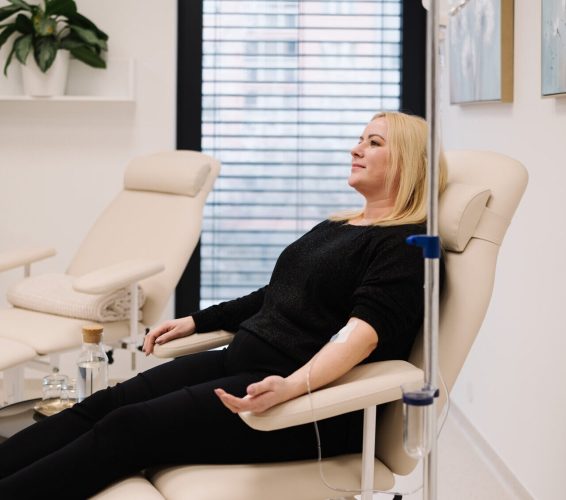 pacientka absolvuje infúznu liečbu vitamínom C v modernom prostredí centra